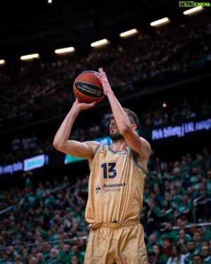Tomáš Satoranský Instagram - Final4 😊 

#klukzfloryvefinal4 #splnenesny