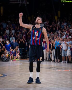 Tomáš Satoranský Instagram - Gran noche en Palau🙌🏻 gracias afición por el ambientazo🙏🏻 🔵🔴 

#visçabarça #klukzflóry @dracs1991 @fcbbasket