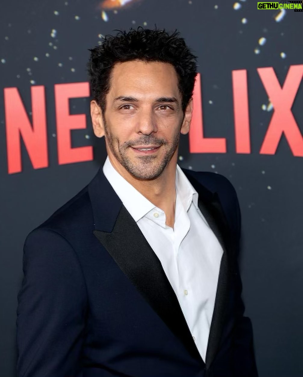 Tomer Sisley - 19.3K Likes - Bon bah je peux crever maintenant!
😂😊😎 Meryl… l’actrice de tous les acteurs!!! Quelle fierté, quelle chance, quel plaisir!!! Folle nuit à NY, folle avant première, film incroyable!!!! #DONTLOOKUP Thank you Adam McKay 🙏🙏🙏 Partenaires incroyables! Leonardo Dicaprio, Jennifer Lawrence, Meryl Streep, Kate, Jonah Hill, Ron Perlman, Tyler Perry, Kid Cudi, Cate Blanchett, Himesh Patel, etc…
Special thanks to @louboutinworld @boucheron @cerruti1881 @emanuelungaroparis
🙏🙏🙏🙏😎😎😎😎
Et mention très spéciale pour ma femme sans qui tout cela n’aurait jamais existé ❤️❤️❤️ @sandraandcoparis Love Of My Life