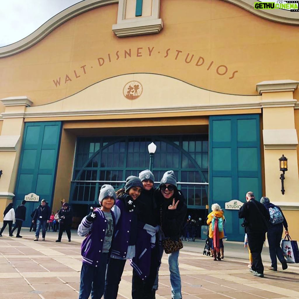 Tomer Sisley - 4K Likes - Moments magiques en famille chez Disney! Mon Club des 5 Ma Force Mon Gang en folie @disneylandparis #mickey90