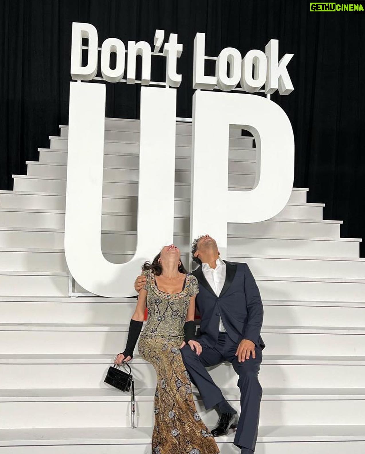 Tomer Sisley - 19.3K Likes - Bon bah je peux crever maintenant!
😂😊😎 Meryl… l’actrice de tous les acteurs!!! Quelle fierté, quelle chance, quel plaisir!!! Folle nuit à NY, folle avant première, film incroyable!!!! #DONTLOOKUP Thank you Adam McKay 🙏🙏🙏 Partenaires incroyables! Leonardo Dicaprio, Jennifer Lawrence, Meryl Streep, Kate, Jonah Hill, Ron Perlman, Tyler Perry, Kid Cudi, Cate Blanchett, Himesh Patel, etc…
Special thanks to @louboutinworld @boucheron @cerruti1881 @emanuelungaroparis
🙏🙏🙏🙏😎😎😎😎
Et mention très spéciale pour ma femme sans qui tout cela n’aurait jamais existé ❤️❤️❤️ @sandraandcoparis Love Of My Life