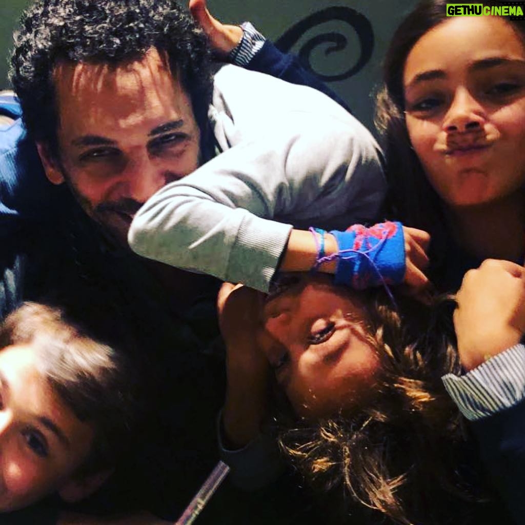 Tomer Sisley - 4K Likes - Moments magiques en famille chez Disney! Mon Club des 5 Ma Force Mon Gang en folie @disneylandparis #mickey90