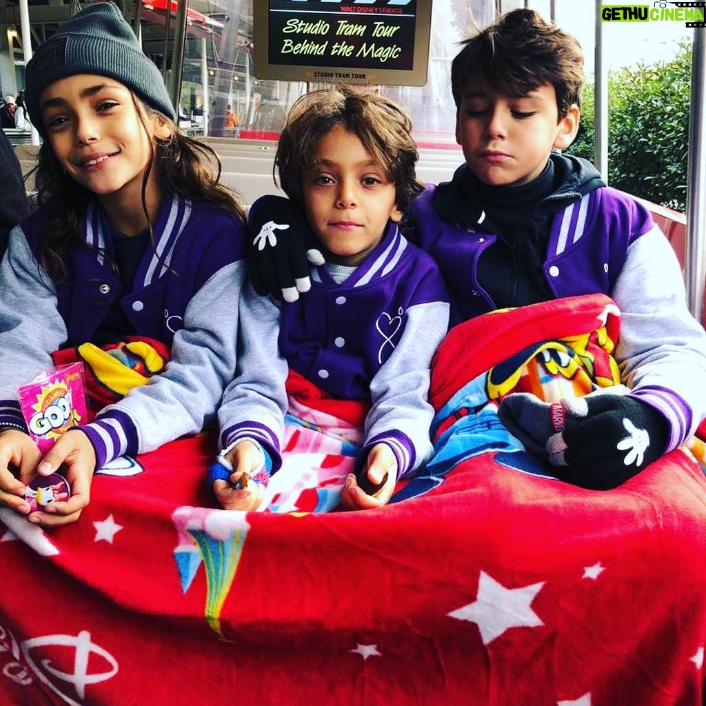 Tomer Sisley - 4K Likes - Moments magiques en famille chez Disney! Mon Club des 5 Ma Force Mon Gang en folie @disneylandparis #mickey90