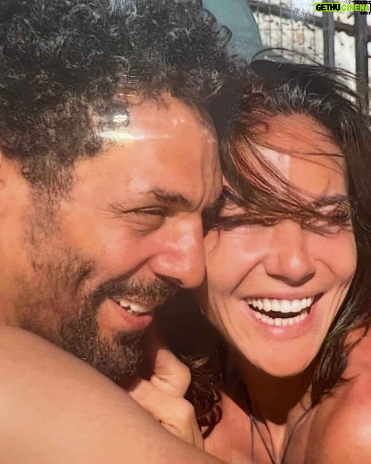 Tomer Sisley - 15.2K Likes - @sandraandcoparis Ma femme…
4 ans de mariage, 4 ans de bonheur, 4 années remplies d’aventures, de montagnes franchies, de rires, de connivence… 4 ans que je me sens honoré que tu sois ma femme!!! Tout est mieux avec toi! Tout est hors normes! Je suis l’homme le plus chanceux du monde car je suis celui qui passe le plus de temps avec toi!
4 ans déjà, 4 ans à peine… et ce n’est que le début de notre histoire mon amour ❤️❤️❤️
#gueteub #20ansrenouvelables