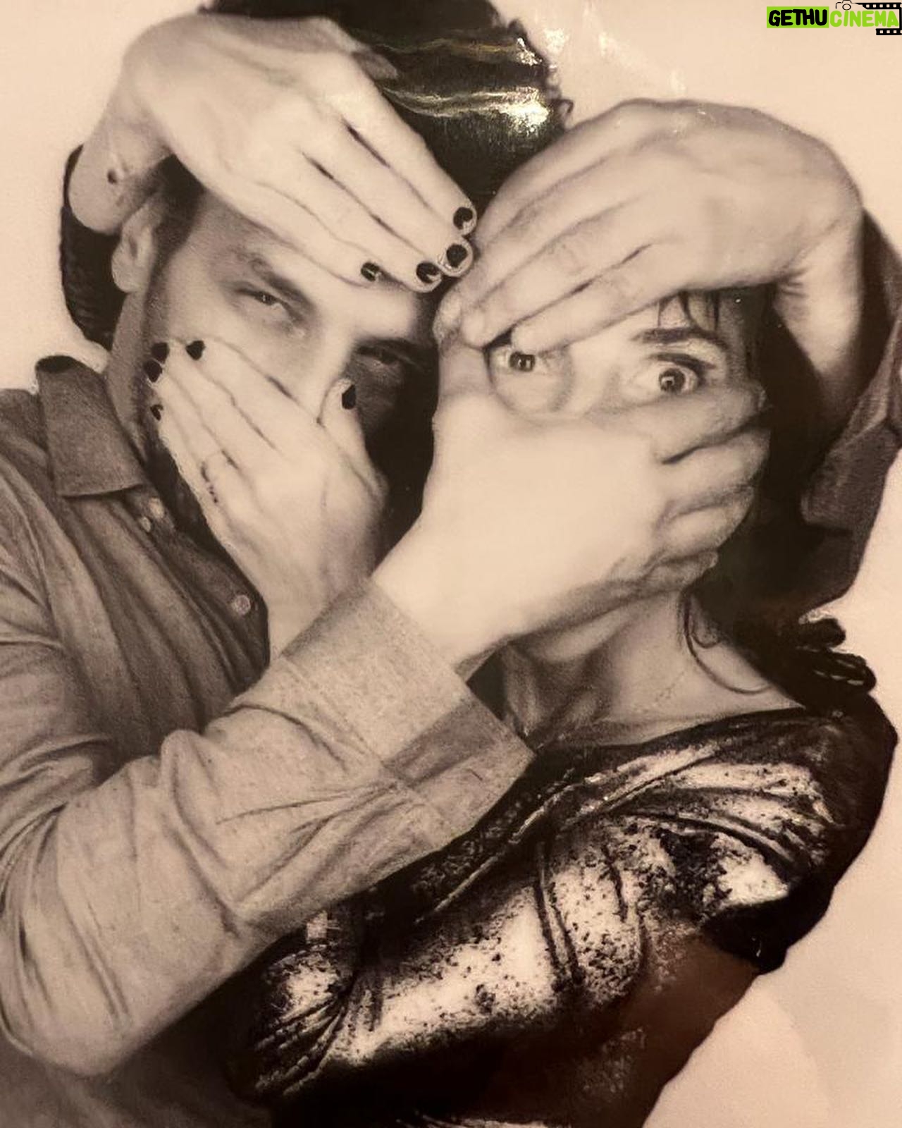 Tomer Sisley - 15.2K Likes - @sandraandcoparis Ma femme…
4 ans de mariage, 4 ans de bonheur, 4 années remplies d’aventures, de montagnes franchies, de rires, de connivence… 4 ans que je me sens honoré que tu sois ma femme!!! Tout est mieux avec toi! Tout est hors normes! Je suis l’homme le plus chanceux du monde car je suis celui qui passe le plus de temps avec toi!
4 ans déjà, 4 ans à peine… et ce n’est que le début de notre histoire mon amour ❤️❤️❤️
#gueteub #20ansrenouvelables