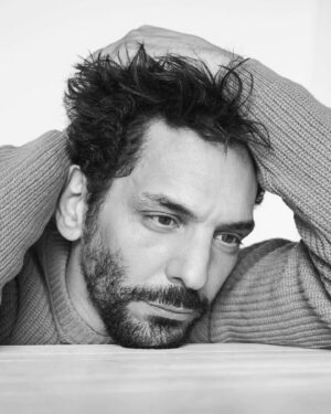 Tomer Sisley Instagram - #TBT
Séance shooting avec @julien_vallon il y a déjà plus d’un an... J’adore son point de vue à travers son objectif. Julien, merci d’avoir usé de ton talent sur moi. La prochaine on se la fait avec @sandraandcoparis 😉