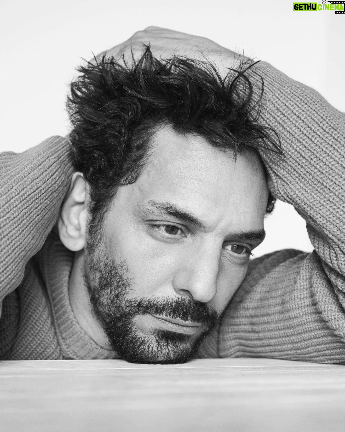 Tomer Sisley - 20.5K Likes - #TBT
Séance shooting avec @julien_vallon il y a déjà plus d’un an... J’adore son point de vue à travers son objectif. Julien, merci d’avoir usé de ton talent sur moi. La prochaine on se la fait avec @sandraandcoparis 😉