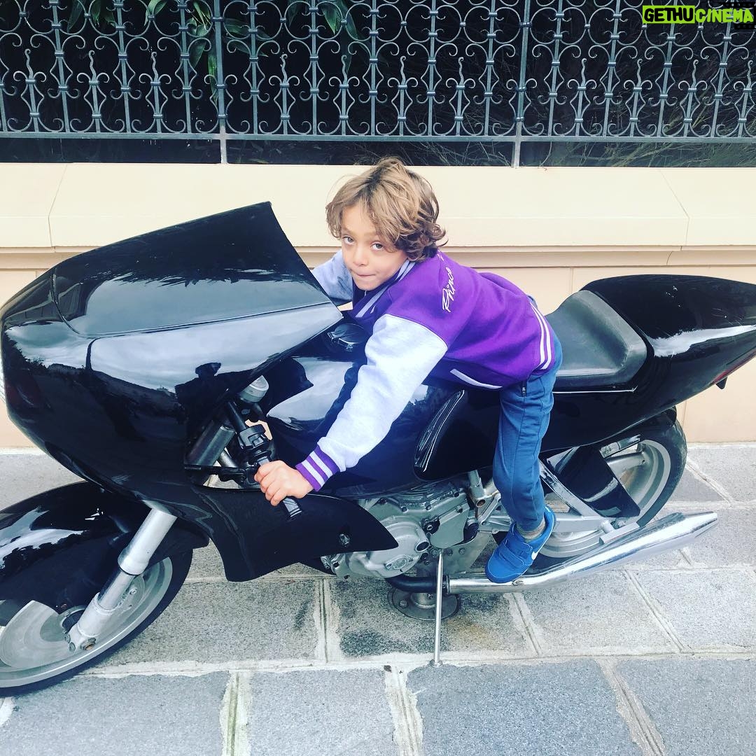 Tomer Sisley - 4K Likes - Moments magiques en famille chez Disney! Mon Club des 5 Ma Force Mon Gang en folie @disneylandparis #mickey90