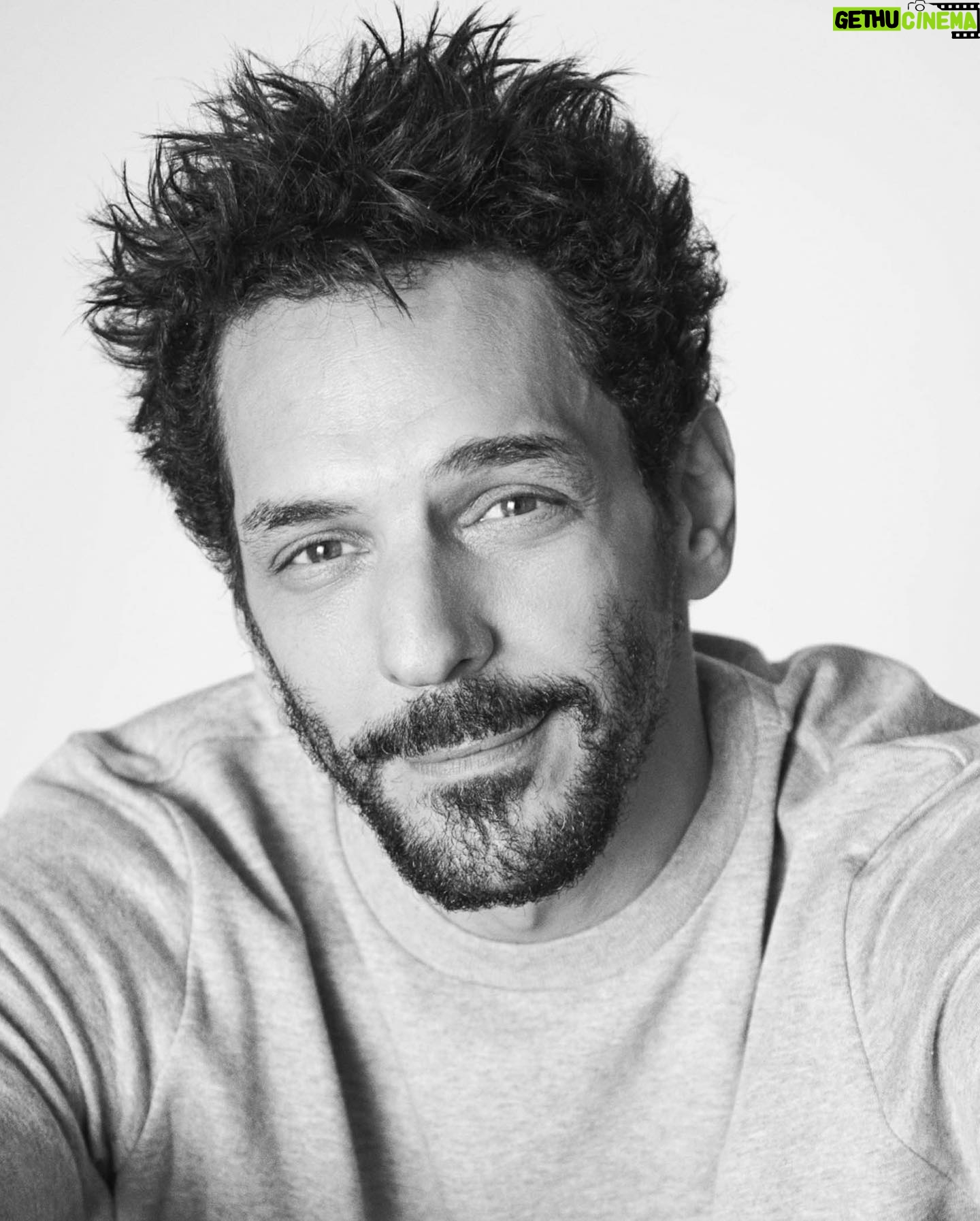 Tomer Sisley - 20.5K Likes - #TBT
Séance shooting avec @julien_vallon il y a déjà plus d’un an... J’adore son point de vue à travers son objectif. Julien, merci d’avoir usé de ton talent sur moi. La prochaine on se la fait avec @sandraandcoparis 😉