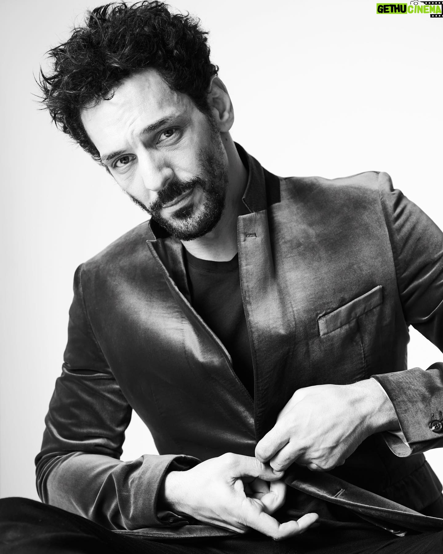 Tomer Sisley - 20.5K Likes - #TBT
Séance shooting avec @julien_vallon il y a déjà plus d’un an... J’adore son point de vue à travers son objectif. Julien, merci d’avoir usé de ton talent sur moi. La prochaine on se la fait avec @sandraandcoparis 😉