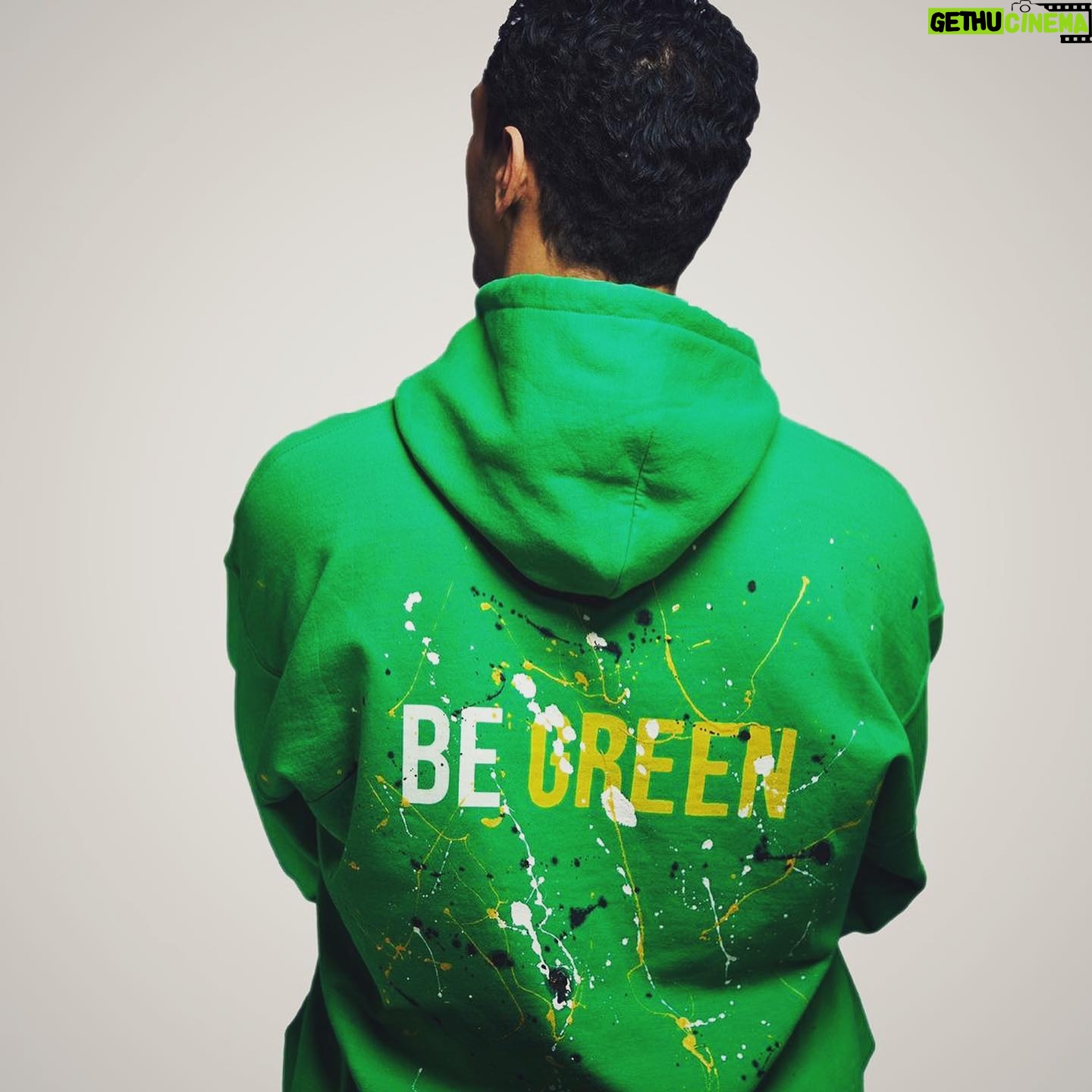 Tomer Sisley - 11.4K Likes - Fier d’être un des ambassadeurs de cette association entre DES ENFANTS ET DES ARBRES et la marque BE @be_lapage
Ce Hoodie a été créé par @nicolasouchenir, référence dans le monde de la mode. 100%Coton BIO, 100% des bénéfices des ventes reversées à l’association Des Enfants Et Des Arbres.
Plus d’arbres, plus d’enfants qui en plantent, plus d’agriculteurs heureux, plus de biodiversité, plus d’avenir pour la planète. 😎😎😎🌲🌴🌳
A shopper sur
Www.be-collections.com