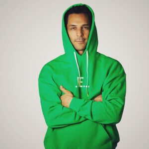 Tomer Sisley Instagram - Fier d’être un des ambassadeurs de cette association entre DES ENFANTS ET DES ARBRES et la marque BE @be_lapage 
Ce Hoodie a été créé par @nicolasouchenir, référence dans le monde de la mode. 100%Coton BIO, 100% des bénéfices des ventes reversées à l’association Des Enfants Et Des Arbres.
Plus d’arbres, plus d’enfants qui en plantent, plus d’agriculteurs heureux, plus de biodiversité, plus d’avenir pour la planète. 😎😎😎🌲🌴🌳
A shopper sur
Www.be-collections.com