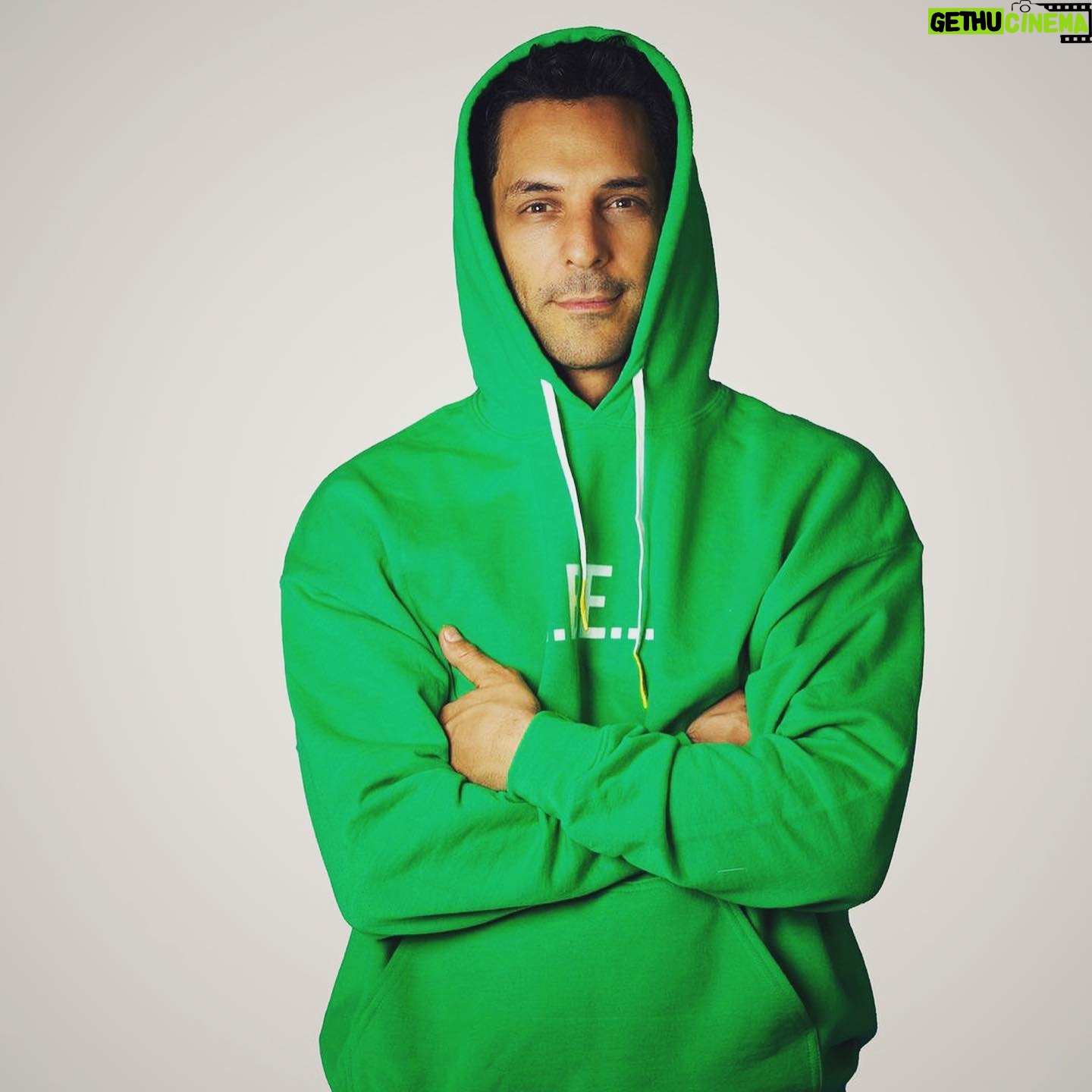Tomer Sisley - 11.4K Likes - Fier d’être un des ambassadeurs de cette association entre DES ENFANTS ET DES ARBRES et la marque BE @be_lapage
Ce Hoodie a été créé par @nicolasouchenir, référence dans le monde de la mode. 100%Coton BIO, 100% des bénéfices des ventes reversées à l’association Des Enfants Et Des Arbres.
Plus d’arbres, plus d’enfants qui en plantent, plus d’agriculteurs heureux, plus de biodiversité, plus d’avenir pour la planète. 😎😎😎🌲🌴🌳
A shopper sur
Www.be-collections.com