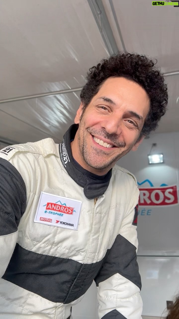 Tomer Sisley - 5.5K Likes - Week end à Super besse pour le @tropheeandros ! Et mon Bordel termine 2éme du Trophée Andros star❤️🥰! Derrière @xavierpompidou.off et devant @airlavillenie ! #rigolite #letItSnow merci @elise.boghossian pour son livre passionant