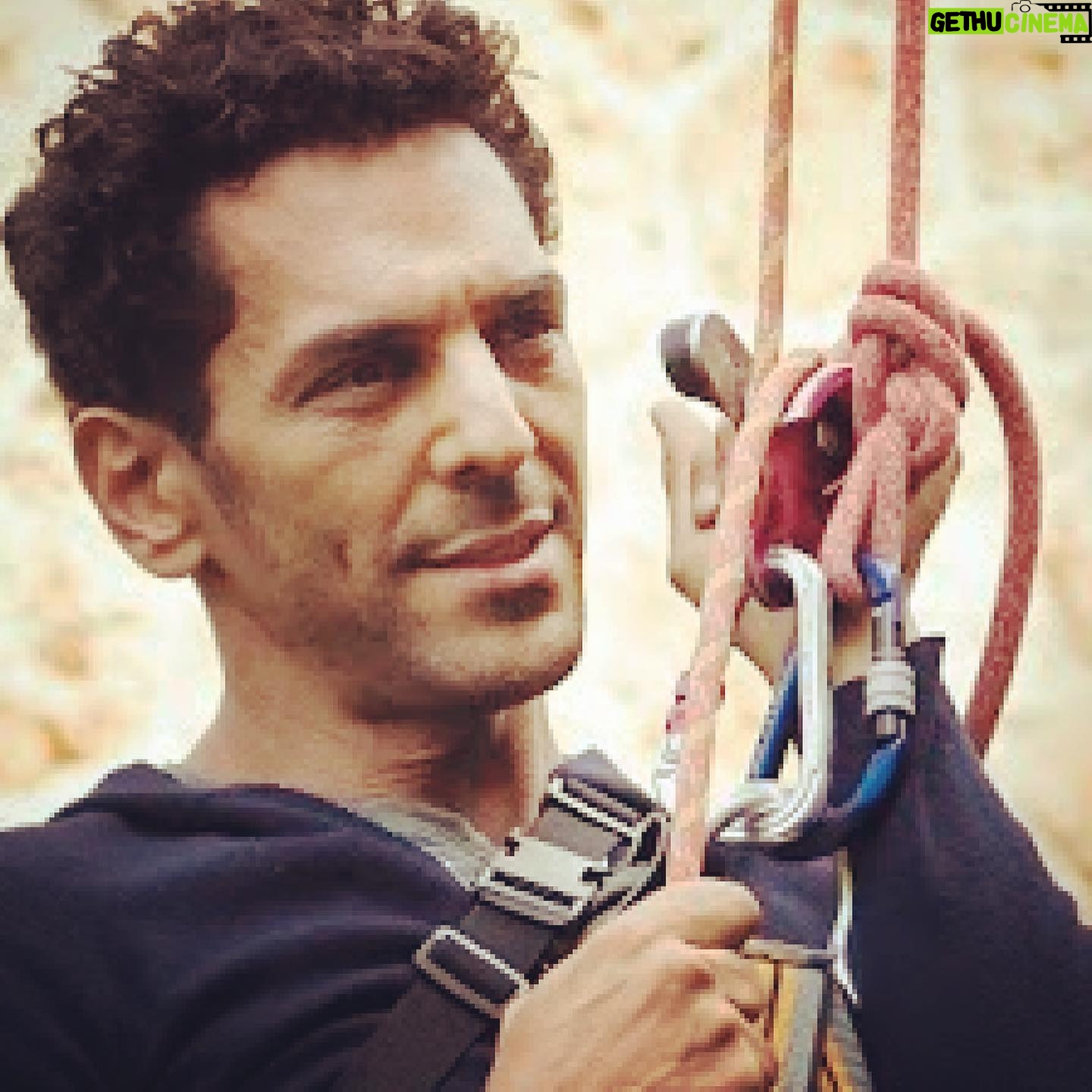 Tomer Sisley - 24.9K Likes - Merci Merci Merci !!! d’avoir été là pour Balthazar jeudi dernier... Un record d’audience historique. Merci à tous! Cette saison, plus que les autres, va crescendo à tous les niveaux. J’espère qu’elle vous séduira comme les deux dernières saisons vous ont séduites. Entre nous, mes épisodes préférés sont à venir... 😉
Des bises masquées.
Tomer