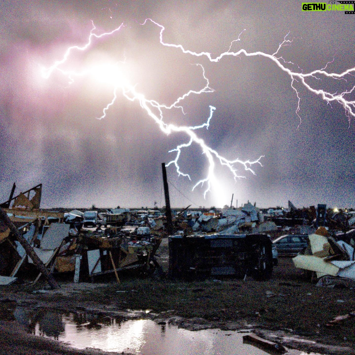 Tomer Sisley - 5.4K Likes - Souvenirs du tournage de MESSIAH pour Netflix, l’année dernière... au Nouveau Mexique, en été, les orages sont très fréquents. Sur ce décor de “village ravagé par une tornade”, ou seule une église a survécu, les trombes d’eau et les éclairs de fin d’après-midi nous rappelaient le déluge! C’était assez impressionnant.
