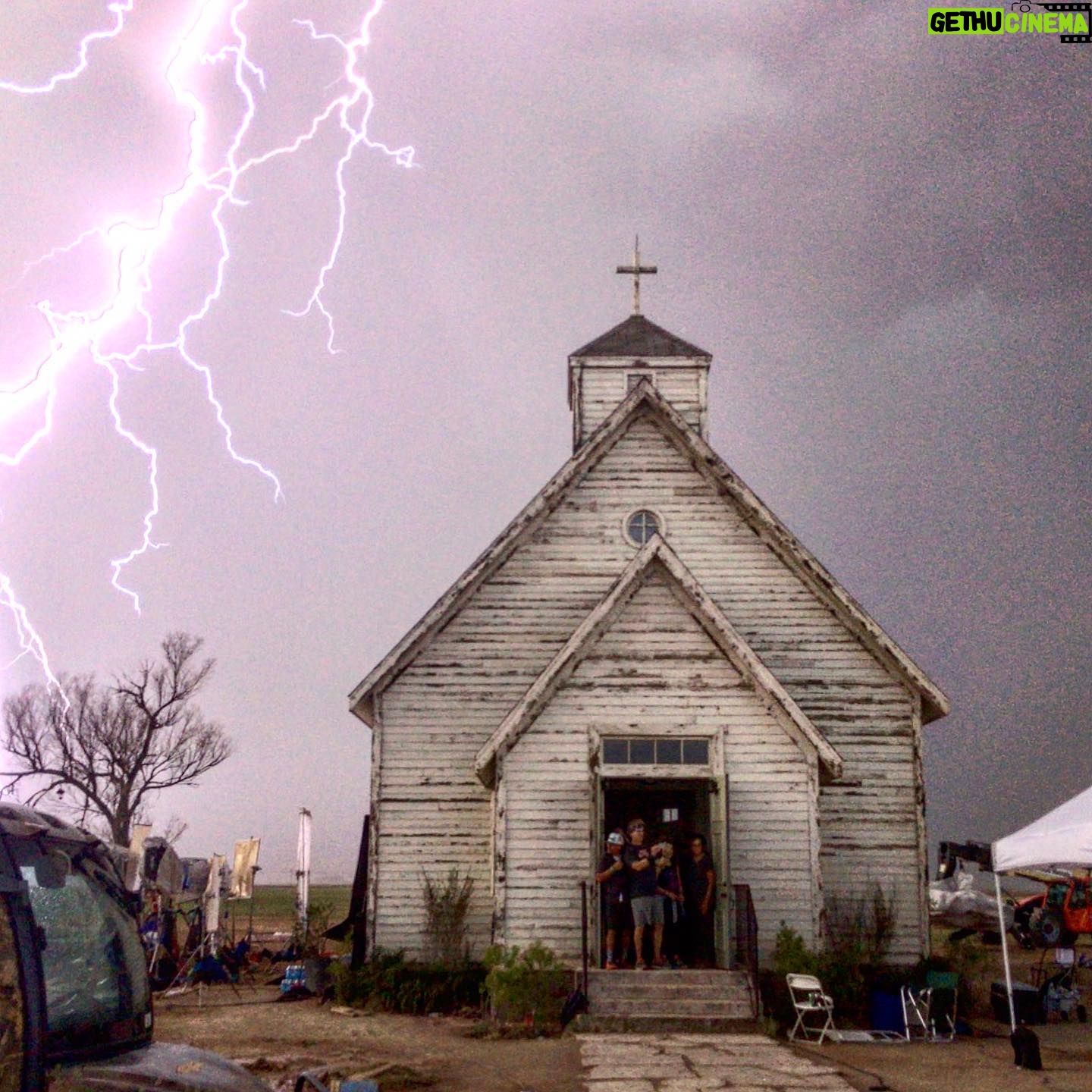 Tomer Sisley - 5.4K Likes - Souvenirs du tournage de MESSIAH pour Netflix, l’année dernière... au Nouveau Mexique, en été, les orages sont très fréquents. Sur ce décor de “village ravagé par une tornade”, ou seule une église a survécu, les trombes d’eau et les éclairs de fin d’après-midi nous rappelaient le déluge! C’était assez impressionnant.