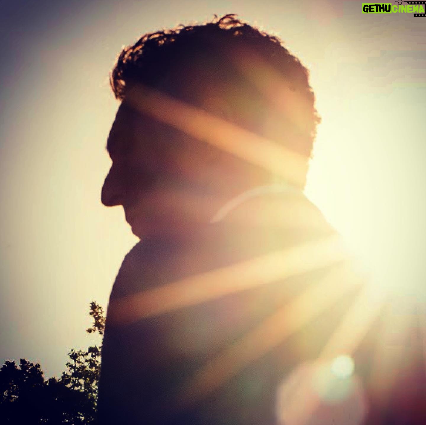 Tomer Sisley - 24.9K Likes - Merci Merci Merci !!! d’avoir été là pour Balthazar jeudi dernier... Un record d’audience historique. Merci à tous! Cette saison, plus que les autres, va crescendo à tous les niveaux. J’espère qu’elle vous séduira comme les deux dernières saisons vous ont séduites. Entre nous, mes épisodes préférés sont à venir... 😉
Des bises masquées.
Tomer