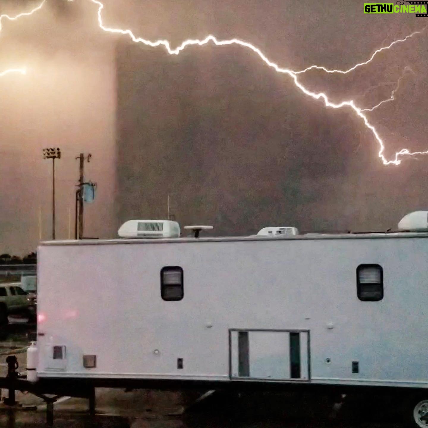 Tomer Sisley - 5.4K Likes - Souvenirs du tournage de MESSIAH pour Netflix, l’année dernière... au Nouveau Mexique, en été, les orages sont très fréquents. Sur ce décor de “village ravagé par une tornade”, ou seule une église a survécu, les trombes d’eau et les éclairs de fin d’après-midi nous rappelaient le déluge! C’était assez impressionnant.