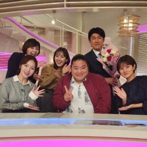 Tomisakae Instagram - 2024年1月のnews every.「いまダケッ」コーナーのリポーター🎤を務めさせていただきました！🙇‍♂️
沢山勉強させてもらいながら、楽しく素敵な場所をいっぱい視聴者の皆様にご紹介する事が出来て本当に良かったです🍓✨
最後までハラハラドキドキの中継でしたが「目が話せないのが良い」とスタッフの方々が褒めてくれました💪✨
でも安心して見てもらえる中継が出来る様にレベル🆙目指して頑張りたいと思います✊‼️
お世話になったスタジオの皆様、天気予報の皆様、スタッフの方々と記念に📸^^
薔薇の花束💐は1月31日が愛妻の日だったので『藤井アナの奥様へ』とプレゼントしました✨🎁✨
そして２月担当のリポーターもお楽しみに～🥳㊙️
#富栄ドラム