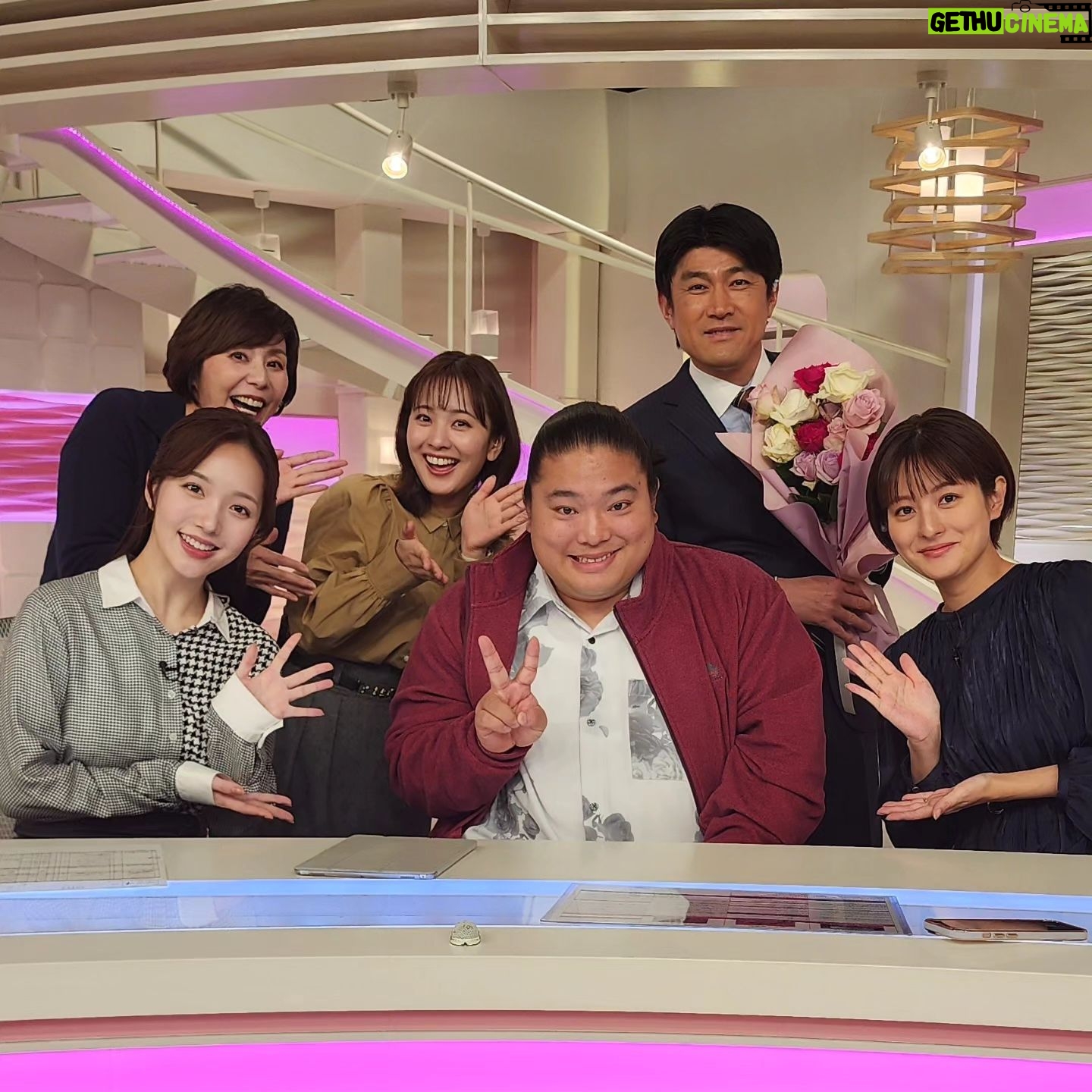 Tomisakae - 12K Likes - 2024年1月のnews every.「いまダケッ」コーナーのリポーター🎤を務めさせていただきました!🙇♂️
沢山勉強させてもらいながら、楽しく素敵な場所をいっぱい視聴者の皆様にご紹介する事が出来て本当に良かったです🍓✨
最後までハラハラドキドキの中継でしたが「目が話せないのが良い」とスタッフの方々が褒めてくれました💪✨
でも安心して見てもらえる中継が出来る様にレベル🆙目指して頑張りたいと思います✊‼️
お世話になったスタジオの皆様、天気予報の皆様、スタッフの方々と記念に📸^^
薔薇の花束💐は1月31日が愛妻の日だったので『藤井アナの奥様へ』とプレゼントしました✨🎁✨
そして2月担当のリポーターもお楽しみに~🥳㊙️
#富栄ドラム