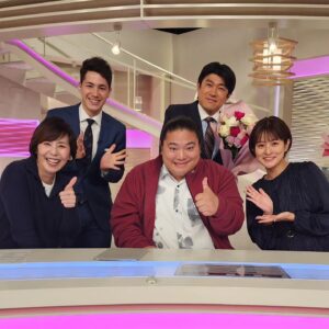 Tomisakae Instagram - 2024年1月のnews every.「いまダケッ」コーナーのリポーター🎤を務めさせていただきました！🙇‍♂️
沢山勉強させてもらいながら、楽しく素敵な場所をいっぱい視聴者の皆様にご紹介する事が出来て本当に良かったです🍓✨
最後までハラハラドキドキの中継でしたが「目が話せないのが良い」とスタッフの方々が褒めてくれました💪✨
でも安心して見てもらえる中継が出来る様にレベル🆙目指して頑張りたいと思います✊‼️
お世話になったスタジオの皆様、天気予報の皆様、スタッフの方々と記念に📸^^
薔薇の花束💐は1月31日が愛妻の日だったので『藤井アナの奥様へ』とプレゼントしました✨🎁✨
そして２月担当のリポーターもお楽しみに～🥳㊙️
#富栄ドラム