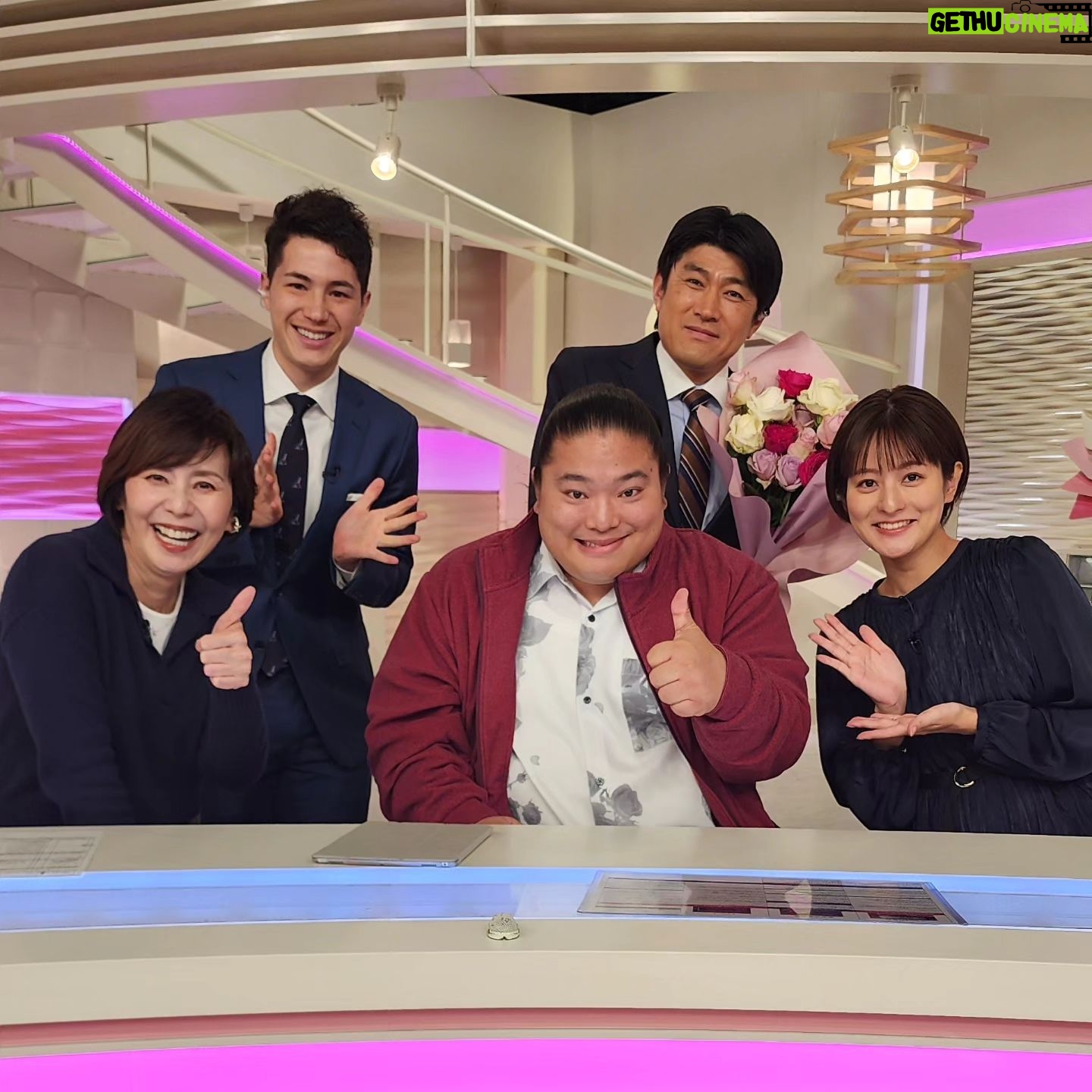 Tomisakae - 12K Likes - 2024年1月のnews every.「いまダケッ」コーナーのリポーター🎤を務めさせていただきました!🙇♂️
沢山勉強させてもらいながら、楽しく素敵な場所をいっぱい視聴者の皆様にご紹介する事が出来て本当に良かったです🍓✨
最後までハラハラドキドキの中継でしたが「目が話せないのが良い」とスタッフの方々が褒めてくれました💪✨
でも安心して見てもらえる中継が出来る様にレベル🆙目指して頑張りたいと思います✊‼️
お世話になったスタジオの皆様、天気予報の皆様、スタッフの方々と記念に📸^^
薔薇の花束💐は1月31日が愛妻の日だったので『藤井アナの奥様へ』とプレゼントしました✨🎁✨
そして2月担当のリポーターもお楽しみに~🥳㊙️
#富栄ドラム