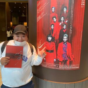 Tomisakae Instagram - VIVANTで別班の廣瀬役→珠城りょうさんが出演してるミュージカル『天翔ける風に』をVIVANTのスタッフさん達と観てきました💐🌟
とっても素敵なお芝居で感動しました🥺✨
僕も演技の練習もっと頑張ります❗
ラストは珠城さんがオールアップの際に福澤監督と一緒に撮った1枚です📸
#𝐕𝐈𝐕𝐀𝐍𝐓 #富栄ドラム #宝塚歌劇団 #珠城りょう