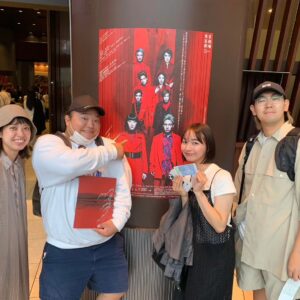 Tomisakae Instagram - VIVANTで別班の廣瀬役→珠城りょうさんが出演してるミュージカル『天翔ける風に』をVIVANTのスタッフさん達と観てきました💐🌟
とっても素敵なお芝居で感動しました🥺✨
僕も演技の練習もっと頑張ります❗
ラストは珠城さんがオールアップの際に福澤監督と一緒に撮った1枚です📸
#𝐕𝐈𝐕𝐀𝐍𝐓 #富栄ドラム #宝塚歌劇団 #珠城りょう