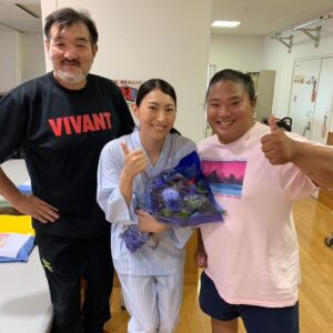 Tomisakae Instagram - VIVANTで別班の廣瀬役→珠城りょうさんが出演してるミュージカル『天翔ける風に』をVIVANTのスタッフさん達と観てきました💐🌟
とっても素敵なお芝居で感動しました🥺✨
僕も演技の練習もっと頑張ります❗
ラストは珠城さんがオールアップの際に福澤監督と一緒に撮った1枚です📸
#𝐕𝐈𝐕𝐀𝐍𝐓 #富栄ドラム #宝塚歌劇団 #珠城りょう
