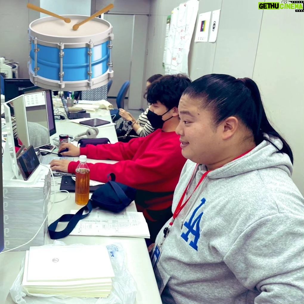 Tomisakae - 26.4K Likes - 福澤監督とよーへい監督と特訓して、Mr.ビーンを見たりちいかわを待受画像にして常に研究しています!🐈️
そしてクランクインの1ヶ月前から福澤監督にも配慮頂いて演出部と同じ釜の飯を食べながら時間を共にし表情の研究や役作りをさせてもらってました📝🙇♂
2枚目の写真はスタッフルームでパソコンを前に作業するADさんに紛れて、観音開きの鏡を前にMr.ビーンの動画をみて研究してる様子👨🔬
#𝐕𝐈𝐕𝐀𝐍𝐓 #富栄ドラム