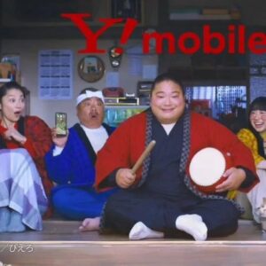 Tomisakae Instagram - ふてにゃん🐈️と記念に📸
今日から公開のY!mobile新CM📺️に、バカボンのご近所さんとして出演させていただいてます📱📣

マシマシ鍋を美味しく食べて🍲
ギガマシマシ!なワイモバ新料金プランを紹介しました👏✨

これでいいのだ～📱👍️(バカボンのパパ)

#出川哲朗 #小池栄子 #芦田愛菜 #富栄ドラム