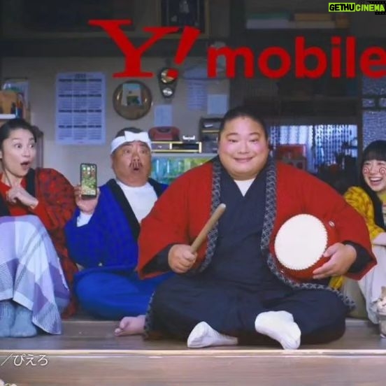 Tomisakae - 17.1K Likes - ふてにゃん🐈️と記念に📸
今日から公開のY!mobile新CM📺️に、バカボンのご近所さんとして出演させていただいてます📱📣
マシマシ鍋を美味しく食べて🍲
ギガマシマシ!なワイモバ新料金プランを紹介しました👏✨
これでいいのだ~📱👍️(バカボンのパパ)
#出川哲朗 #小池栄子 #芦田愛菜 #富栄ドラム