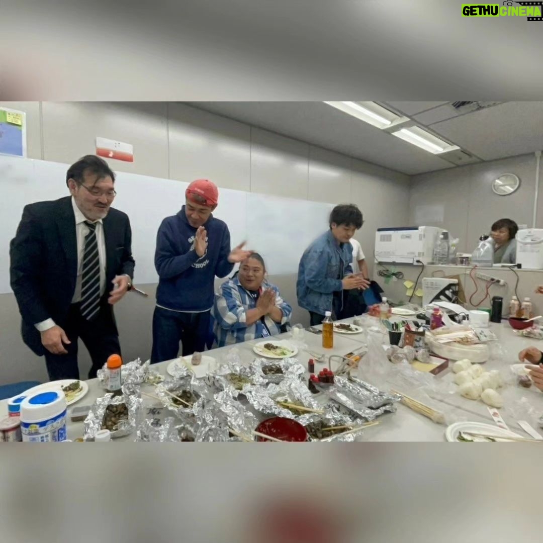 Tomisakae - 26.4K Likes - 福澤監督とよーへい監督と特訓して、Mr.ビーンを見たりちいかわを待受画像にして常に研究しています!🐈️
そしてクランクインの1ヶ月前から福澤監督にも配慮頂いて演出部と同じ釜の飯を食べながら時間を共にし表情の研究や役作りをさせてもらってました📝🙇♂
2枚目の写真はスタッフルームでパソコンを前に作業するADさんに紛れて、観音開きの鏡を前にMr.ビーンの動画をみて研究してる様子👨🔬
#𝐕𝐈𝐕𝐀𝐍𝐓 #富栄ドラム