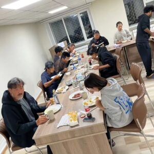 Tomisakae Instagram - 福澤監督とよーへい監督と特訓して、Mr.ビーンを見たりちいかわを待受画像にして常に研究しています！🐈️

そしてクランクインの1ヶ月前から福澤監督にも配慮頂いて演出部と同じ釜の飯を食べながら時間を共にし表情の研究や役作りをさせてもらってました📝🙇‍♂

2枚目の写真はスタッフルームでパソコンを前に作業するADさんに紛れて、観音開きの鏡を前にMr.ビーンの動画をみて研究してる様子👨‍🔬
#𝐕𝐈𝐕𝐀𝐍𝐓 #富栄ドラム