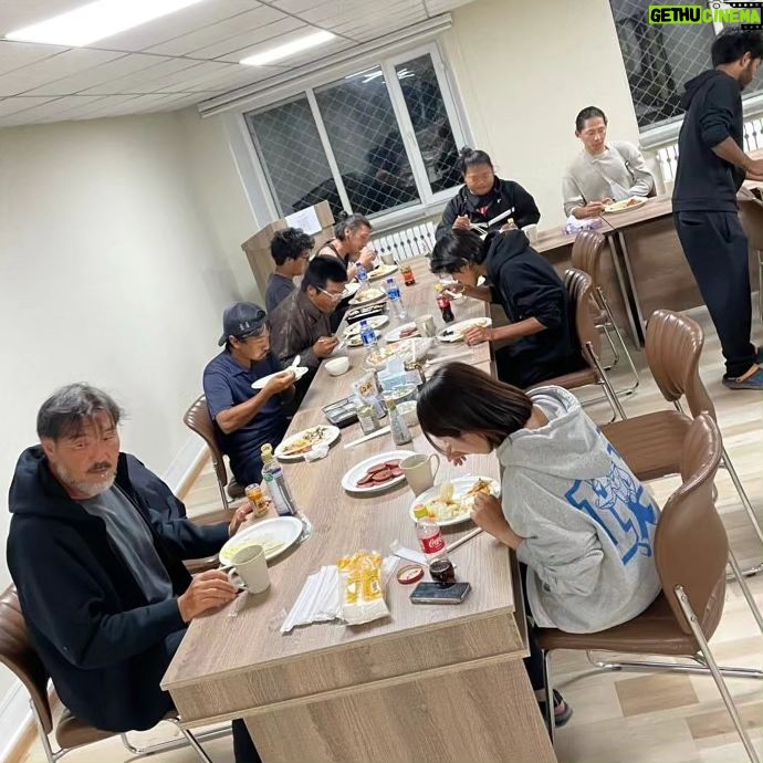 Tomisakae - 26.4K Likes - 福澤監督とよーへい監督と特訓して、Mr.ビーンを見たりちいかわを待受画像にして常に研究しています!🐈️
そしてクランクインの1ヶ月前から福澤監督にも配慮頂いて演出部と同じ釜の飯を食べながら時間を共にし表情の研究や役作りをさせてもらってました📝🙇♂
2枚目の写真はスタッフルームでパソコンを前に作業するADさんに紛れて、観音開きの鏡を前にMr.ビーンの動画をみて研究してる様子👨🔬
#𝐕𝐈𝐕𝐀𝐍𝐓 #富栄ドラム
