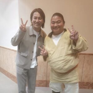 Tomisakae Instagram - 櫻井・有吉THE夜会の収録時に同じチームで頑張ってくれた狩野英孝さんとのツーショットです📱📣
とても優しくて、ラーメンでもつけめんでもなく超イケメンでした✨
#𝐕𝐈𝐕𝐀𝐍𝐓 #富栄ドラム