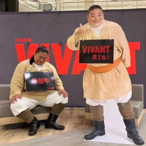 Tomisakae Instagram - 『ドラムに会いに行こう』の休憩中はこの等身大パネルのドラムが代わりに頑張ってくれました📱📣ｱﾘｶﾞﾄﾈ🎉
そして緊急告知です⚠️
9/10(日)はVIVANT祭り📢💥
よる7時から緊急生放送150分SP🐪☀️
よる9時から第9話79分SP🐫🌞
お楽しみに！！
#𝐕𝐈𝐕𝐀𝐍𝐓 #富栄ドラム #堺雅人 #阿部寛 #二階堂ふみ #役所広司 #松坂桃李 #二宮和也 #チンギス #川島明 #田村真子