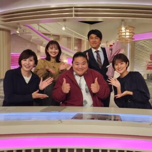 Tomisakae Instagram - 2024年1月のnews every.「いまダケッ」コーナーのリポーター🎤を務めさせていただきました！🙇‍♂️
沢山勉強させてもらいながら、楽しく素敵な場所をいっぱい視聴者の皆様にご紹介する事が出来て本当に良かったです🍓✨
最後までハラハラドキドキの中継でしたが「目が話せないのが良い」とスタッフの方々が褒めてくれました💪✨
でも安心して見てもらえる中継が出来る様にレベル🆙目指して頑張りたいと思います✊‼️
お世話になったスタジオの皆様、天気予報の皆様、スタッフの方々と記念に📸^^
薔薇の花束💐は1月31日が愛妻の日だったので『藤井アナの奥様へ』とプレゼントしました✨🎁✨
そして２月担当のリポーターもお楽しみに～🥳㊙️
#富栄ドラム