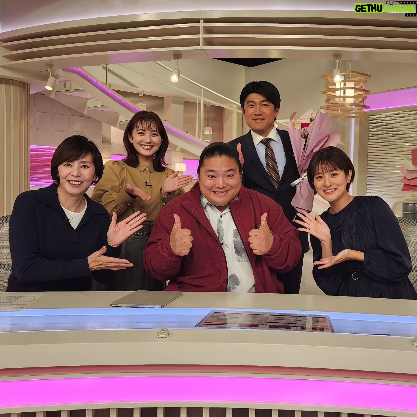 Tomisakae - 12K Likes - 2024年1月のnews every.「いまダケッ」コーナーのリポーター🎤を務めさせていただきました!🙇♂️
沢山勉強させてもらいながら、楽しく素敵な場所をいっぱい視聴者の皆様にご紹介する事が出来て本当に良かったです🍓✨
最後までハラハラドキドキの中継でしたが「目が話せないのが良い」とスタッフの方々が褒めてくれました💪✨
でも安心して見てもらえる中継が出来る様にレベル🆙目指して頑張りたいと思います✊‼️
お世話になったスタジオの皆様、天気予報の皆様、スタッフの方々と記念に📸^^
薔薇の花束💐は1月31日が愛妻の日だったので『藤井アナの奥様へ』とプレゼントしました✨🎁✨
そして2月担当のリポーターもお楽しみに~🥳㊙️
#富栄ドラム