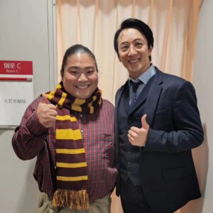 Tomisakae Instagram - 今日はずっと楽しみにしていた舞台『ハリー・ポッターと呪いの子』を赤坂で鑑賞してきました👀👏🔯
講演後ハリー役の大貫勇輔さんと記念に📸✨✨
迫力のある演出で物語の世界に一気に吸い込まれて🔥
とても面白くて時間が経つのがあっという間でした😳🙏
この経験を肥やしに僕も役者として頑張るので、是非ハグリット役が必要な時は呼んでください!!🧔👍️🔯
#富栄ドラム