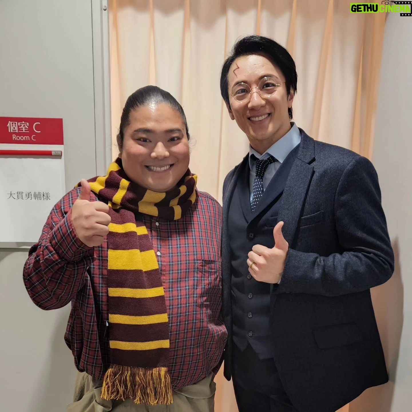 Tomisakae - 15K Likes - 今日はずっと楽しみにしていた舞台『ハリー・ポッターと呪いの子』を赤坂で鑑賞してきました👀👏🔯
講演後ハリー役の大貫勇輔さんと記念に📸✨✨
迫力のある演出で物語の世界に一気に吸い込まれて🔥
とても面白くて時間が経つのがあっという間でした😳🙏
この経験を肥やしに僕も役者として頑張るので、是非ハグリット役が必要な時は呼んでください!!🧔👍️🔯
#富栄ドラム
