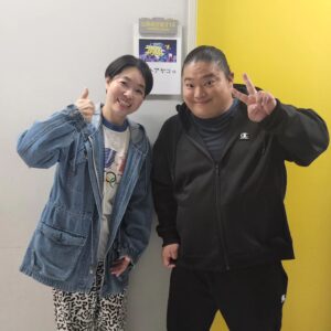 Tomisakae Instagram - 先日『初耳学』の収録日にイモトアヤコさんとお会いしてツーショットを撮っていただきました💪🏻🔥 ̖́-
壁に「イモトアヤコになる」と貼り紙する程姉が大ファンだったので🦖🐾天国で喜んでくれてると思います👼📱
人に元気を与えれる仕事はこういう事なんだと実感させてもらいました！🐤💛
#富栄ドラム #イモトアヤコ