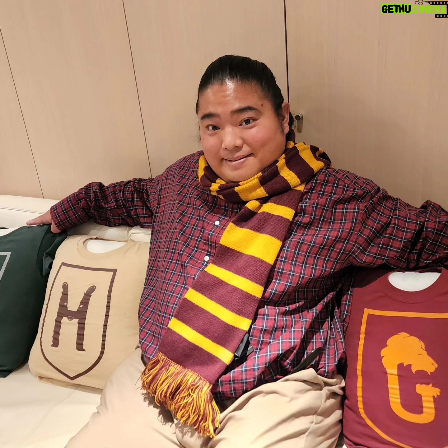 Tomisakae - 15K Likes - 今日はずっと楽しみにしていた舞台『ハリー・ポッターと呪いの子』を赤坂で鑑賞してきました👀👏🔯
講演後ハリー役の大貫勇輔さんと記念に📸✨✨
迫力のある演出で物語の世界に一気に吸い込まれて🔥
とても面白くて時間が経つのがあっという間でした😳🙏
この経験を肥やしに僕も役者として頑張るので、是非ハグリット役が必要な時は呼んでください!!🧔👍️🔯
#富栄ドラム