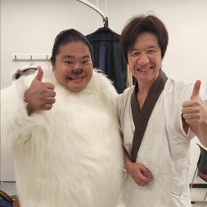 Tomisakae Instagram - NHK 『LIFE!冬1』ご視聴ありがとうございました👏📺️
僕の人生初のコントいかがでしたでしょうか❓️🙇‍♂️
こちら内村光良さんと塚地武雅さんとのオフショットになります📸
二人とも凄く優しくて✨『内村さんとコント共演する』という小学生の頃の夢が叶って最高に嬉しく楽しかったです🥳🎉
また是非参加させて頂ける様に頑張ります🌷🌷
#富栄ドラム #life人生に捧げるコント