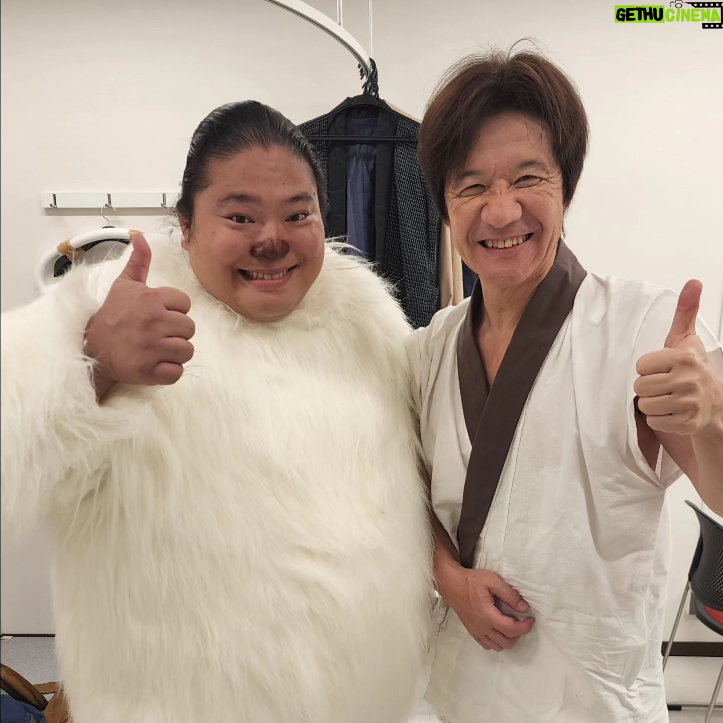 Tomisakae - 14.6K Likes - NHK 『LIFE!冬1』ご視聴ありがとうございました👏📺️
僕の人生初のコントいかがでしたでしょうか❓️🙇♂️
こちら内村光良さんと塚地武雅さんとのオフショットになります📸
二人とも凄く優しくて✨『内村さんとコント共演する』という小学生の頃の夢が叶って最高に嬉しく楽しかったです🥳🎉
また是非参加させて頂ける様に頑張ります🌷🌷
#富栄ドラム #life人生に捧げるコント