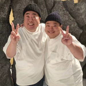 Tomisakae Instagram - NHK 『LIFE!冬1』ご視聴ありがとうございました👏📺️
僕の人生初のコントいかがでしたでしょうか❓️🙇‍♂️
こちら内村光良さんと塚地武雅さんとのオフショットになります📸
二人とも凄く優しくて✨『内村さんとコント共演する』という小学生の頃の夢が叶って最高に嬉しく楽しかったです🥳🎉
また是非参加させて頂ける様に頑張ります🌷🌷
#富栄ドラム #life人生に捧げるコント