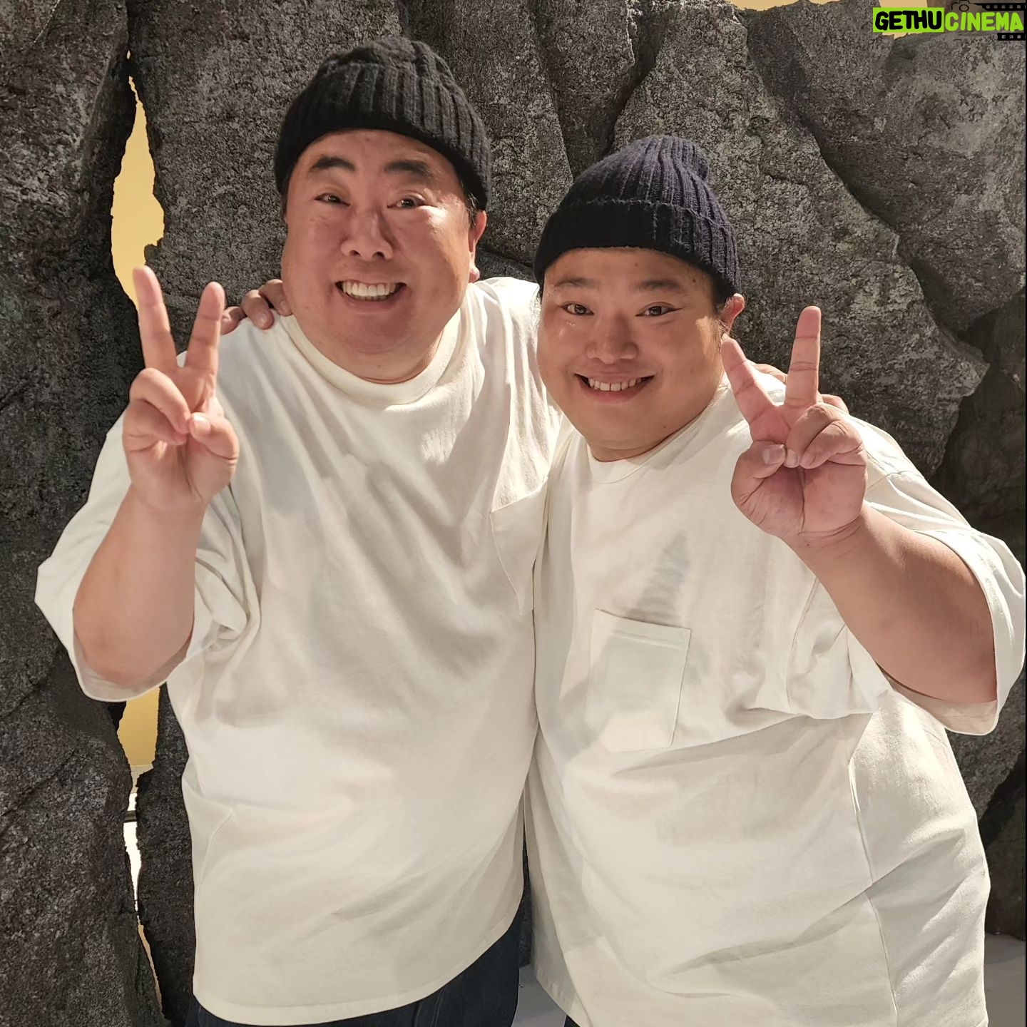Tomisakae - 14.6K Likes - NHK 『LIFE!冬1』ご視聴ありがとうございました👏📺️
僕の人生初のコントいかがでしたでしょうか❓️🙇♂️
こちら内村光良さんと塚地武雅さんとのオフショットになります📸
二人とも凄く優しくて✨『内村さんとコント共演する』という小学生の頃の夢が叶って最高に嬉しく楽しかったです🥳🎉
また是非参加させて頂ける様に頑張ります🌷🌷
#富栄ドラム #life人生に捧げるコント