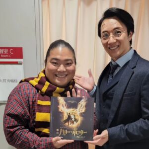 Tomisakae Instagram - 今日はずっと楽しみにしていた舞台『ハリー・ポッターと呪いの子』を赤坂で鑑賞してきました👀👏🔯
講演後ハリー役の大貫勇輔さんと記念に📸✨✨
迫力のある演出で物語の世界に一気に吸い込まれて🔥
とても面白くて時間が経つのがあっという間でした😳🙏
この経験を肥やしに僕も役者として頑張るので、是非ハグリット役が必要な時は呼んでください!!🧔👍️🔯
#富栄ドラム