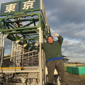 Tomisakae Instagram - 『ドラム馬JOB大冒険』のロケで東京競馬場へ行った際に📸🎉
壮大なスケールに圧倒しました👀‼️👏
🐴レースで使用する発馬機をスタート地点に設置したり、扉の点検をしました✅✨
順調に馬JOBマスターになりつつあります👍️🌟第6話も是非お楽しみに👋🎊
今日はジャパンカップ🏆️なのでTVでサラブレッド達の頑張りを鑑賞しています📺️❇️
#富栄ドラム #ドラム馬job大冒険 #jra